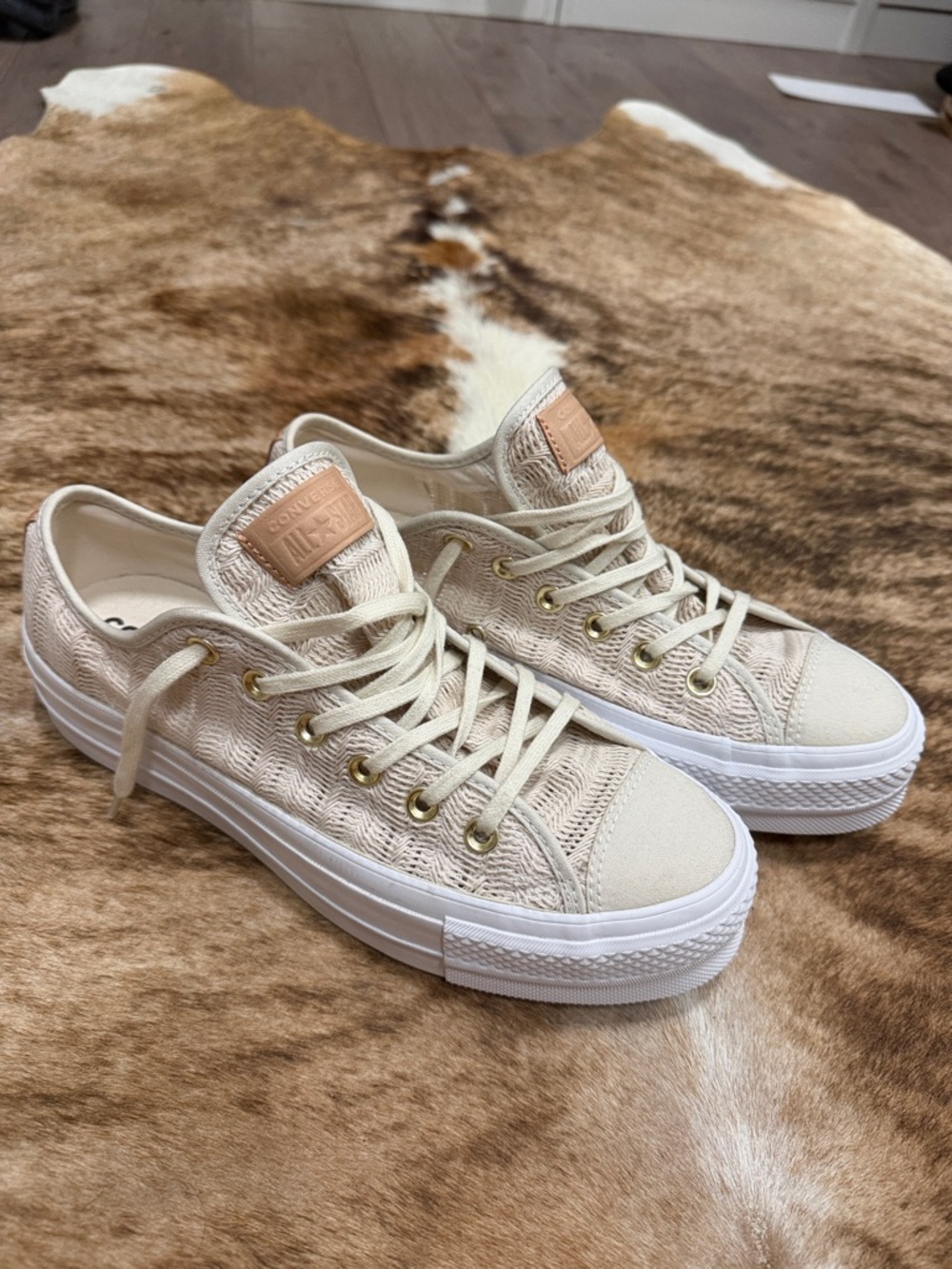 Converse Low Top Platform Sneakers in Beige Cream